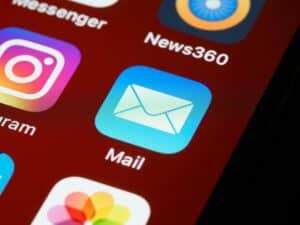 Ikona aplikacji pocztowej na ekranie smartfona