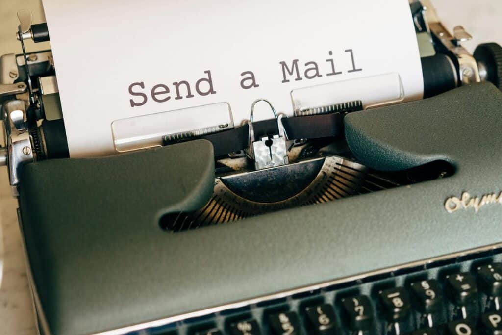Maszyna do pisania z kartką z napisem Send a Mail