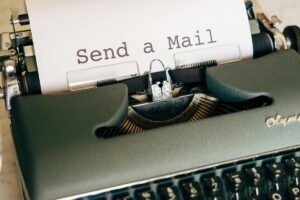 Maszyna do pisania z kartką z napisem Send a Mail