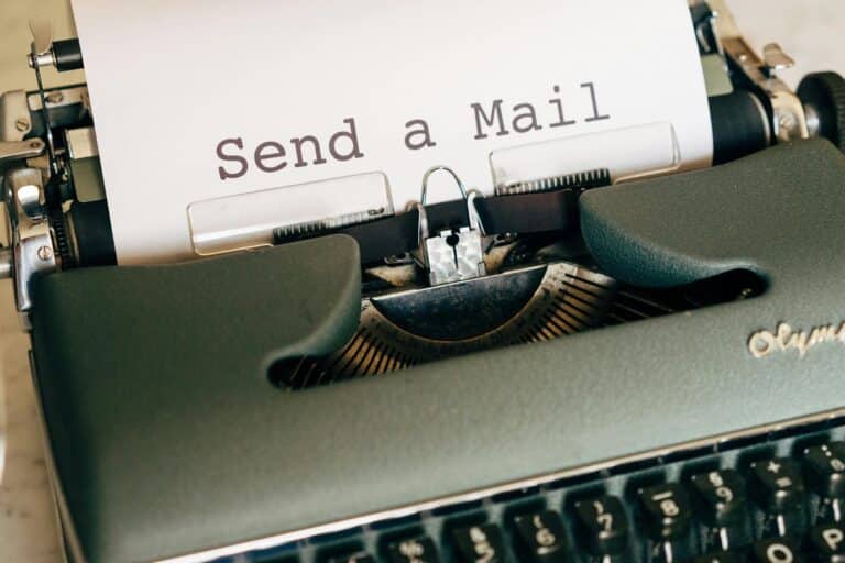 Maszyna do pisania z kartką z napisem Send a Mail