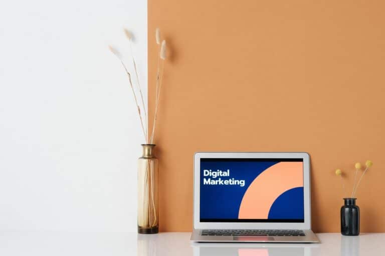 Laptop z grafiką Digital Marketing na białym blacie