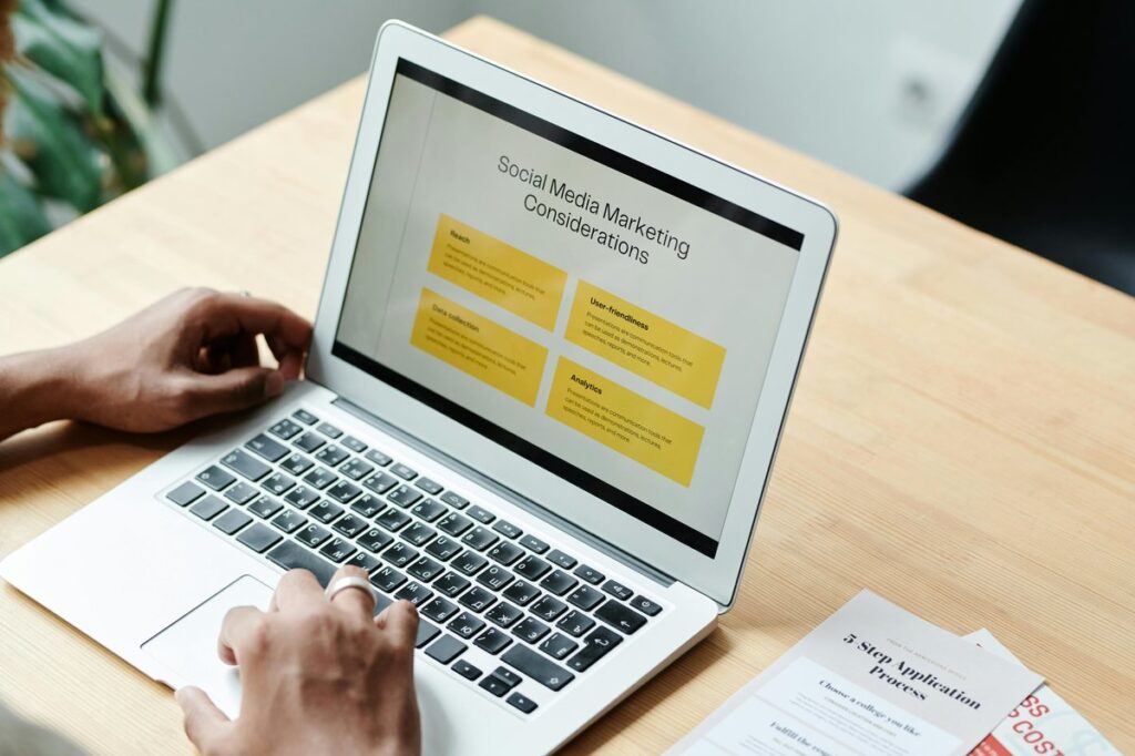 Laptop z prezentacją marketingową na drewnianym biurku